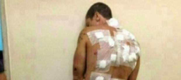 Bărbat violat cu PET-uri și cozi de mături Bărbat violat cu PET-uri și cozi de mături