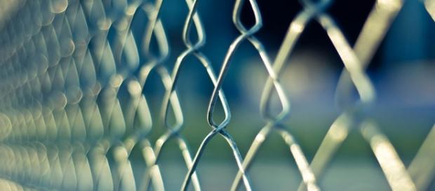Foto simbolica della recinzione di un carcere Foto simbolica della recinzione di un carcere