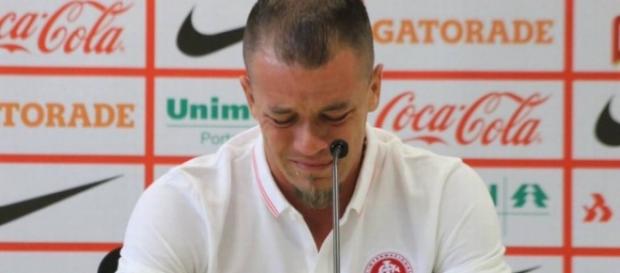 Jogador tenta conter as lágrimas em coletiva Jogador tenta conter as lágrimas em coletiva
