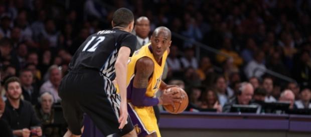 Kobe Bryant sendo marcardo por Tayshaun Prince. Kobe Bryant sendo marcardo por Tayshaun Prince.