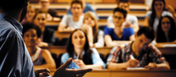Profesor dando clase en la universidad Profesor dando clase en la universidad