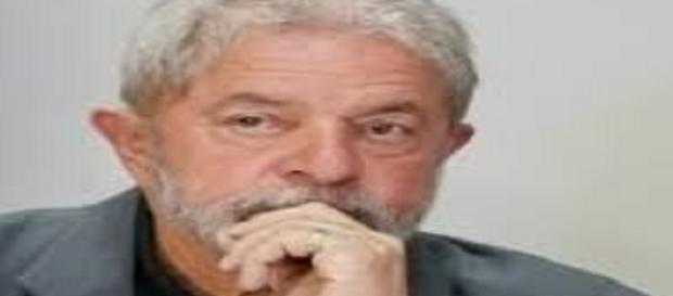 Documentos apontam que Lula era o dono dos imóveis Documentos apontam que Lula era o dono dos imóveis