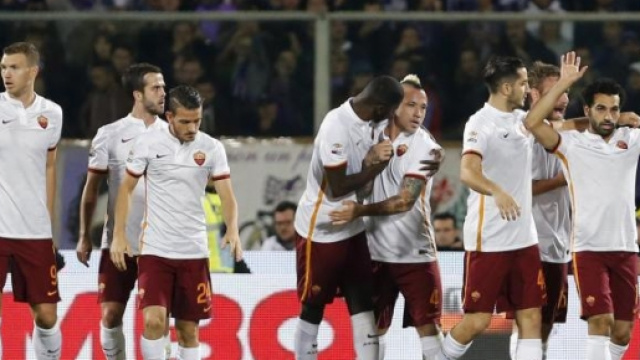 I giallorossi festeggiano dopo un goal.