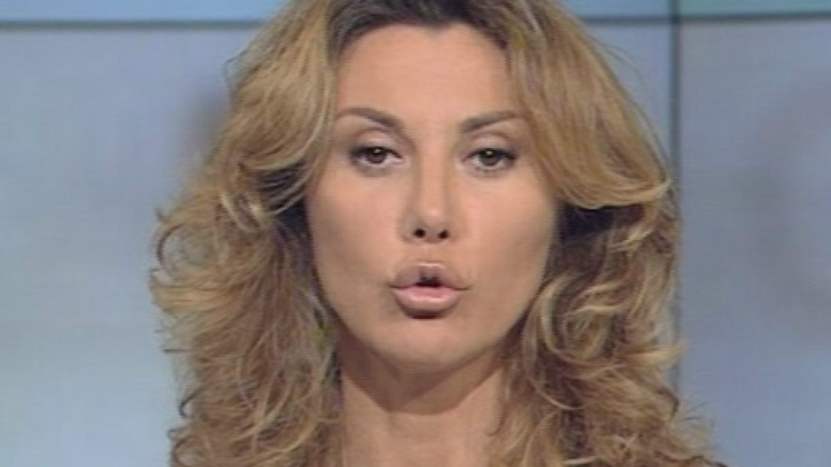 La giornalista del Tg2 Manuela Moreno vestita in latex diventa virale sui  social