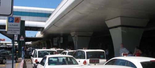 Taxi in attesa al terminal arrivi di Fiumicino