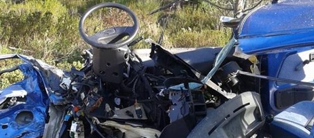 Carro em destroços revela violência da colisão Carro em destroços revela violência da colisão