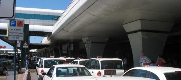 Taxi in attesa al terminal arrivi di Fiumicino Taxi in attesa al terminal arrivi di Fiumicino