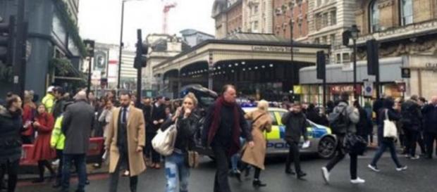 Victoria Station evacuată de poliție Victoria Station evacuată de poliție