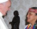 El Papa le envió un rosario de regalo a Milagro Sala