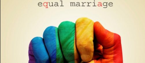 mani arcobaleno per un matrimonio uguale