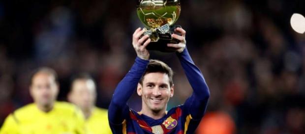 Messi ofrece su quinto Balón de Oro al Camp Nou Messi ofrece su quinto Balón de Oro al Camp Nou