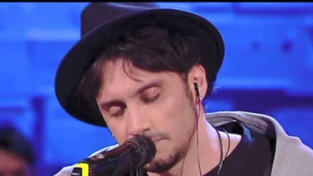 Fabrizio Moro durante l'esibizione odierna.