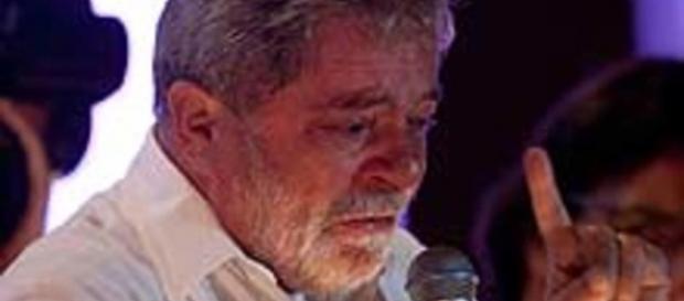 Lula, com ar de muita aflição. Lula, com ar de muita aflição.
