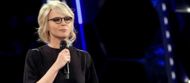 Maria De Filippi durante la conduzione Maria De Filippi durante la conduzione
