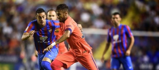 Neymar em ação frente ao Levante Neymar em ação frente ao Levante