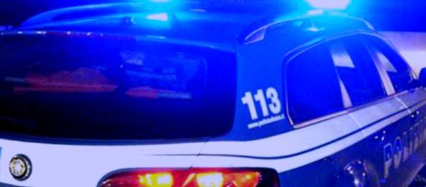 Polizia impegnata in un controllo notturno Polizia impegnata in un controllo notturno