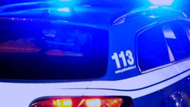 Polizia impegnata in un controllo notturno