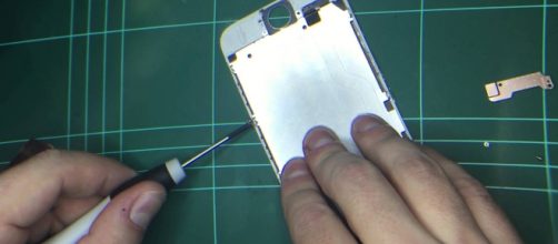La riparazione amatoriale di un iPhone