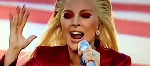 Lady Gaga alla finale del Super Bowl 2016