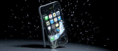 Un iPhone danneggiato caduto a terra