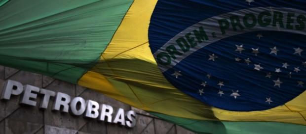 Bandeira do Brasil encobrindo sede da Petrobrás. Bandeira do Brasil encobrindo sede da Petrobrás.