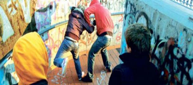 Immagine raffigurante un attacco di bullismo. Immagine raffigurante un attacco di bullismo.