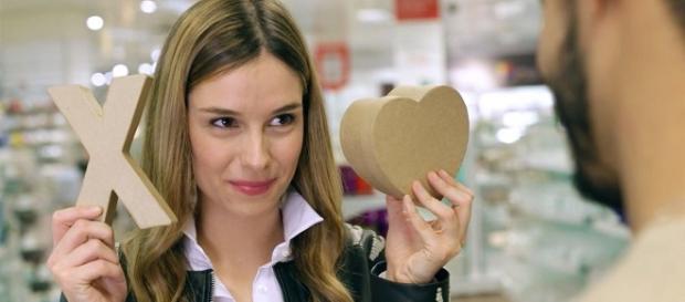 La chica pregunta equis o corazón. La chica pregunta equis o corazón.
