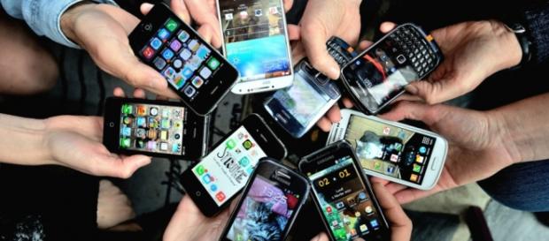 Lo smartphone, quasi un'appendice della mano Lo smartphone, quasi un'appendice della mano