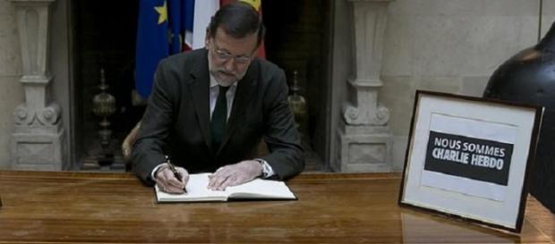 Rajoy firma las condolencias por 'Charlie Hebdo'. Rajoy firma las condolencias por 'Charlie Hebdo'.