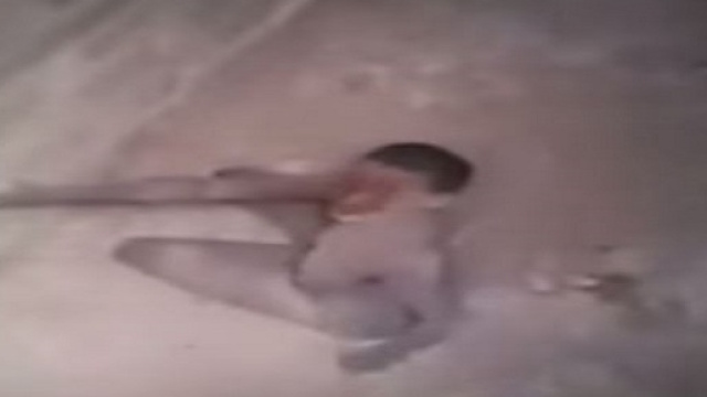 Giovane donna segregata in un fosso