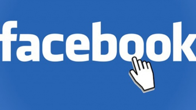 La mano del mouse che clicca sulla scritta Fb