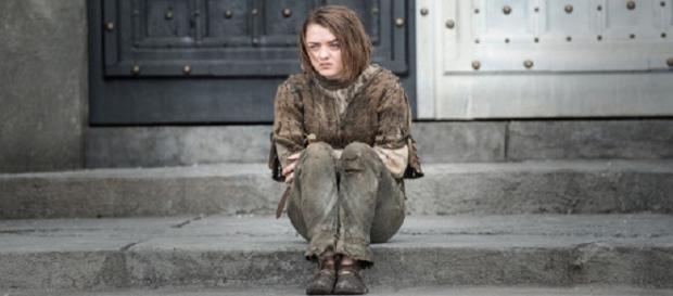 Arya, frente a la Casa de Blanco y Negro Arya, frente a la Casa de Blanco y Negro