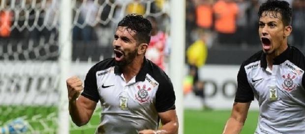 Guilherme comemora o gol da vitória na Arena Guilherme comemora o gol da vitória na Arena
