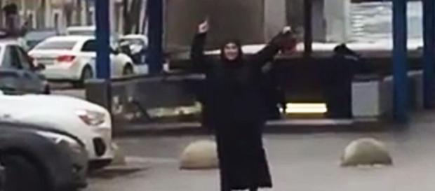 La mujer vestida de negro enseña la cabeza a Moscú La mujer vestida de negro enseña la cabeza a Moscú