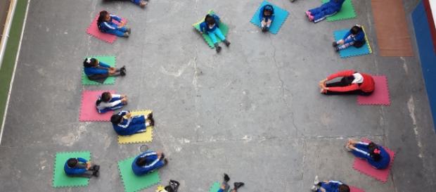 Niños de preescolar en sesión de Yoga Niños de preescolar en sesión de Yoga