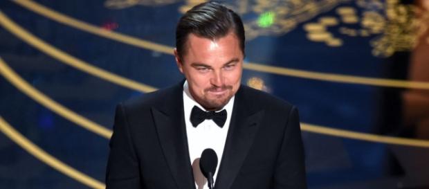 O momento da noite: DiCaprio recebe o seu 1º Óscar O momento da noite: DiCaprio recebe o seu 1º Óscar