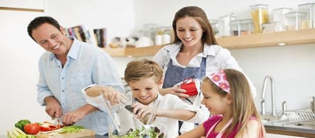 una familia en lo cocina haciendo la comida una familia en lo cocina haciendo la comida