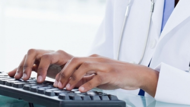 Medico che prescrive farmaci o visite