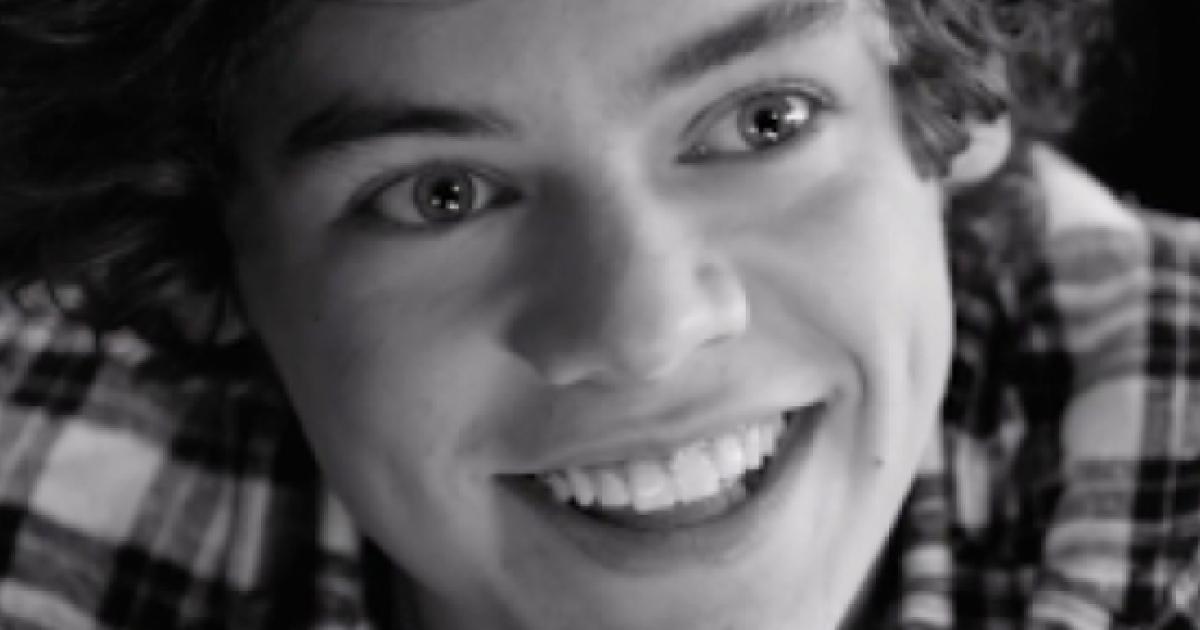 Harry Styles degli One Direction si rasa i capelli i look