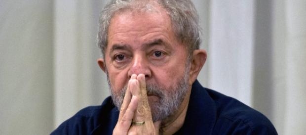 Lula é denunciado por lavagem de dinheiro Lula é denunciado por lavagem de dinheiro