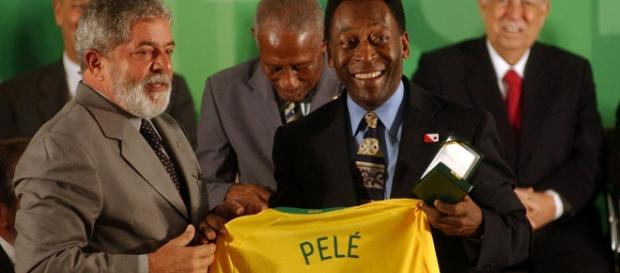Lula entrega a camisa 10 de Pelé Lula entrega a camisa 10 de Pelé