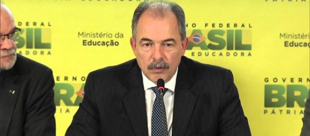 Ministro da Educação, Aloizio Mercadante. Ministro da Educação, Aloizio Mercadante.