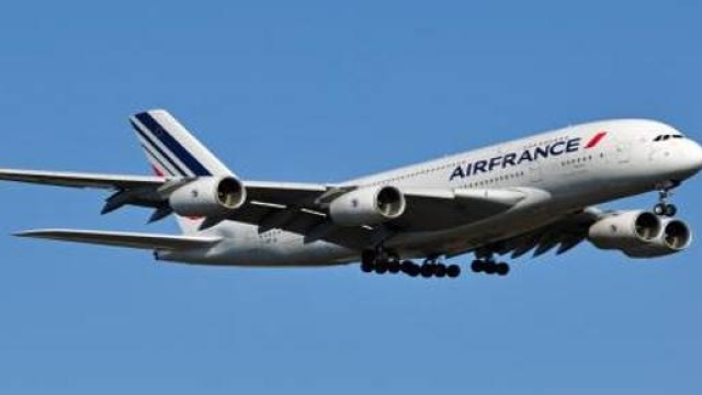 voyage Istanbul-Paris avec fille baggage à main
