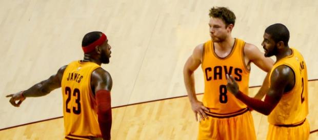Lebron James hablando con Dellavedova. Lebron James hablando con Dellavedova.