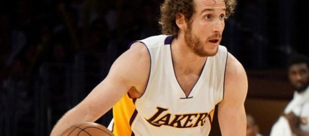Marcelinho Huertas em ação pelo Lakers. Marcelinho Huertas em ação pelo Lakers.
