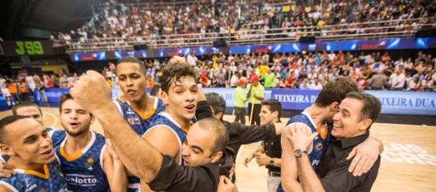 Equipe de Bauru comemorando vaga na Final. Equipe de Bauru comemorando vaga na Final.