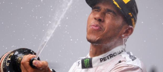 Hamilton já coleciona três títulos mundiais de F-1 Hamilton já coleciona três títulos mundiais de F-1