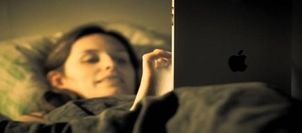 Leer sobre tablet antes de dormir afecta el sueño Leer sobre tablet antes de dormir afecta el sueño