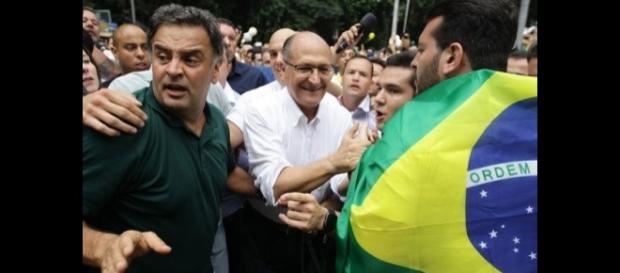 Aécio passando por aborrecimento na manifestação Aécio passando por aborrecimento na manifestação