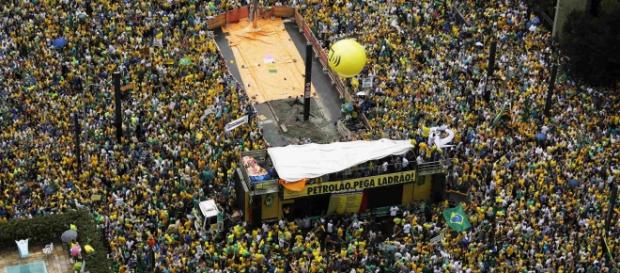 Brasileiros não suportam mais tanta corrupção Brasileiros não suportam mais tanta corrupção